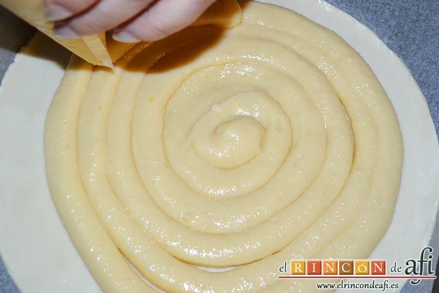 Galettes des Rois, meter la crema franchipán en una manga pastelera e ir haciendo una espiral sobre el hojaldre