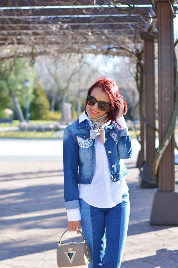 Vaqueros y camisa blanca