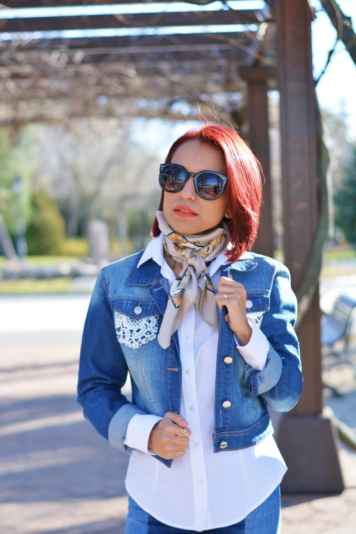 Outfit con chaqueta vaquera
