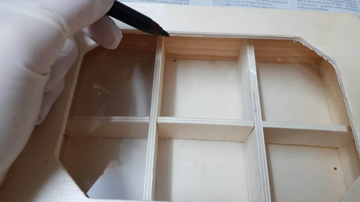 Lo primero que haremos será marcar con un rotulador el marco de la caja, para delimitar la zona donde se hará la pintura en vitral.