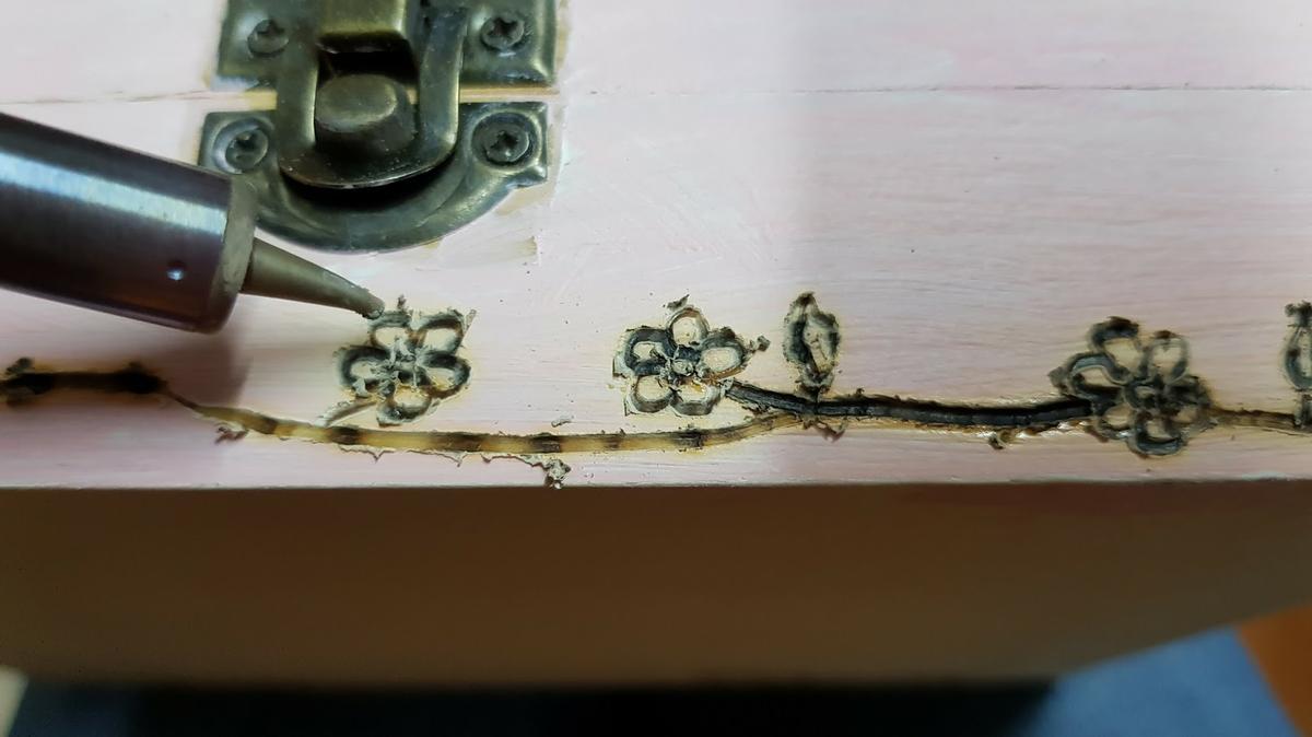 Por último vamos a pirograbar unas florecillas en la caja, para embellecerla un poco más.