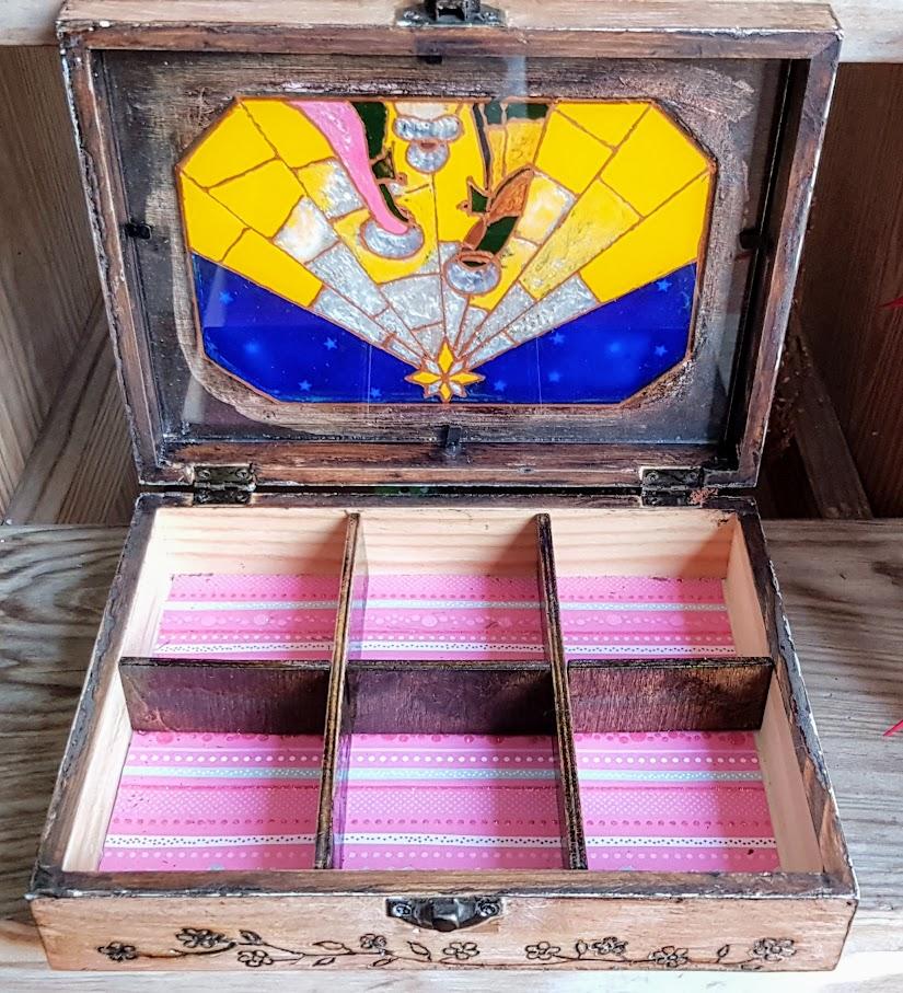 Cajita de madera terminada.