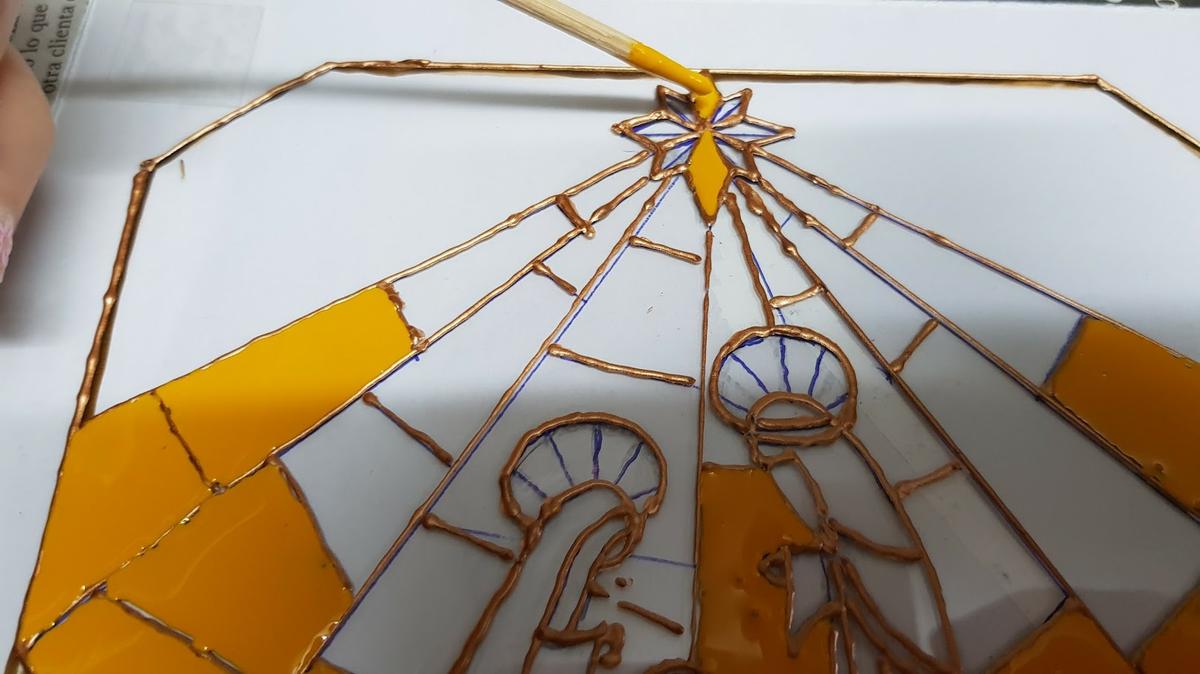 Una vez seco el plomo, comenzamos con la pintura especial para vidrio. Con mucha paciencia, para no salirnos de los contornos.