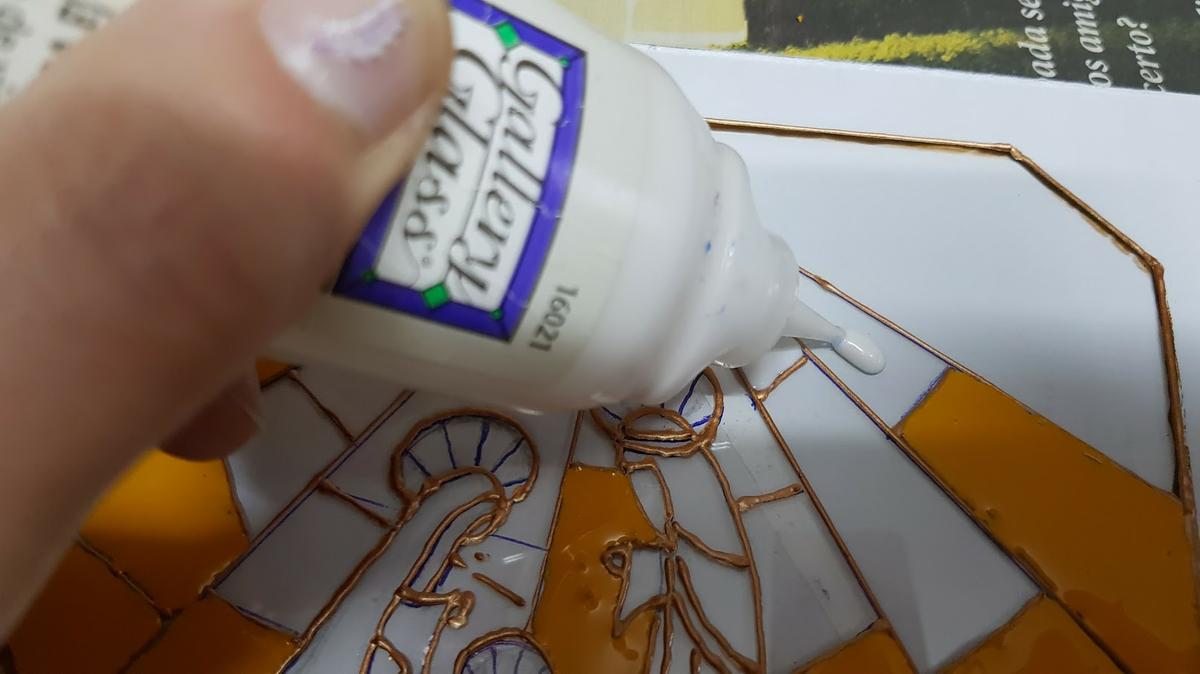 La marca que utilizamos es "Gallery Glass". Tiene un aplicador que hace más fácil la aplicación. Apto para niños.