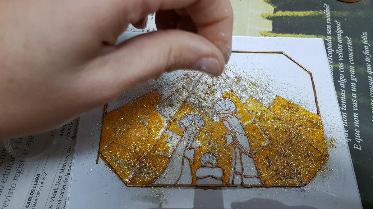 Antes de que seque la pintura, aplicamos la purpurina por las zonas que queremos destacar.