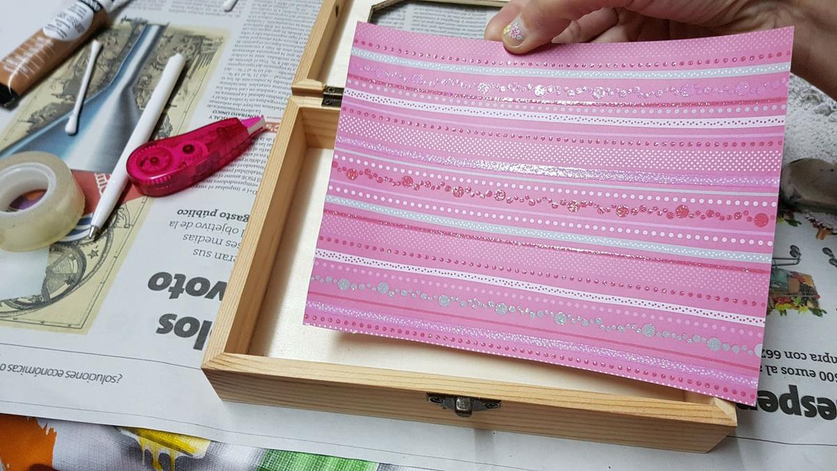 Para el interior de la cajita, hemos elegido este bonito papel de tonos rosados. Medimos bien para que encaje perfectamente.