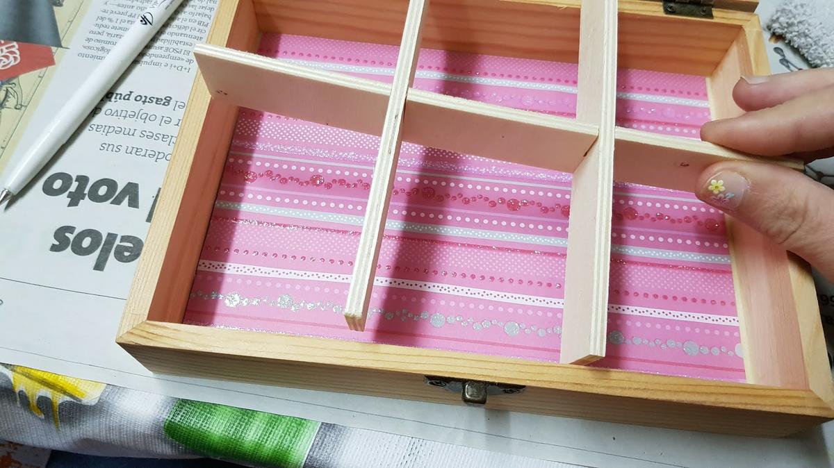 Una vez pegado, colocamos los separadores de madera dentro de la cajira, para que vaya haciendo presión en el pegamento.