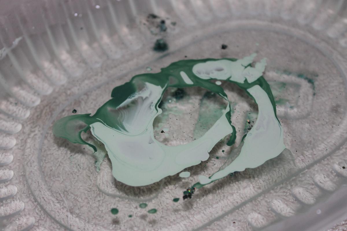 macetas decoradas con esmalte de uñas