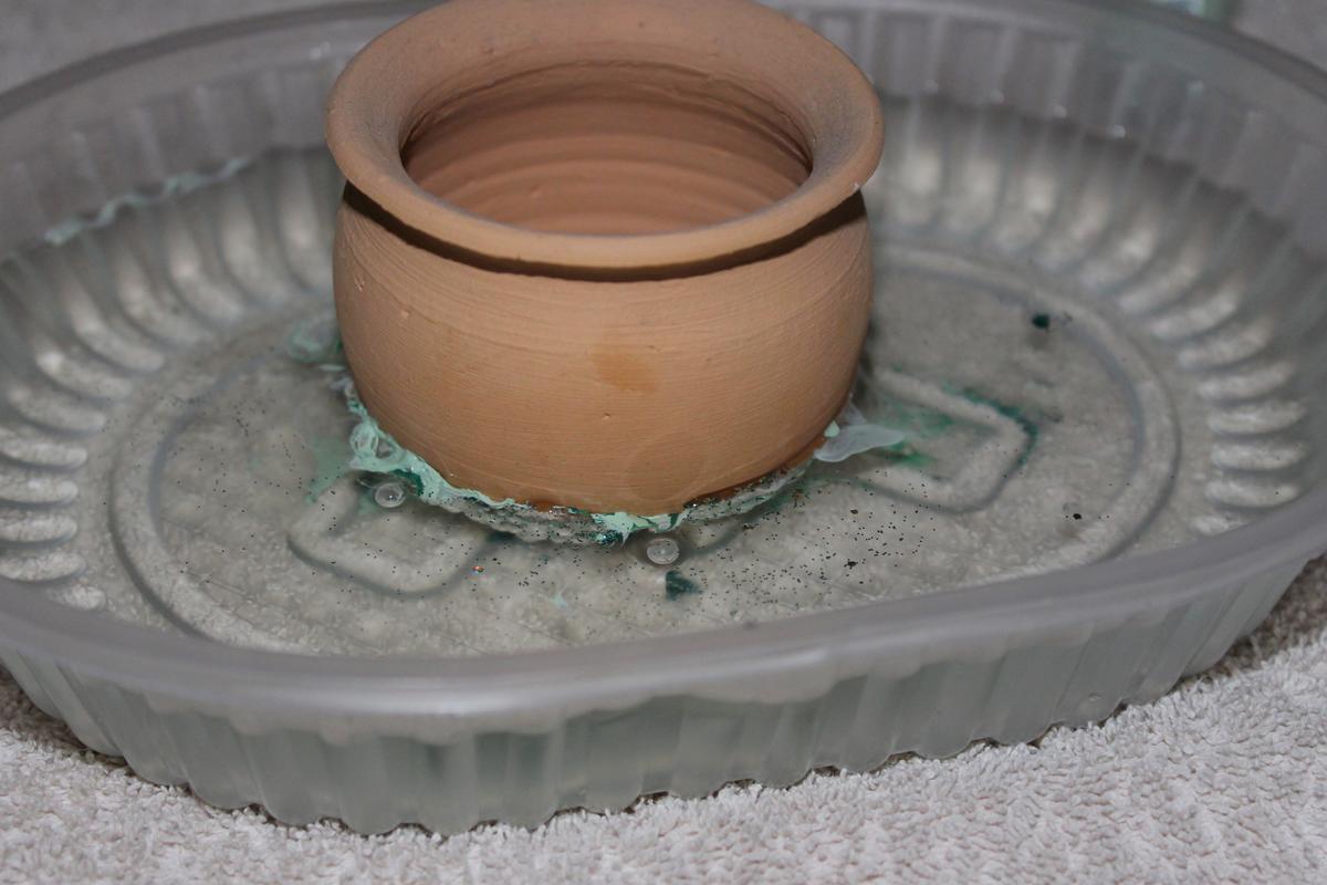 macetas decoradas con esmalte de uñas