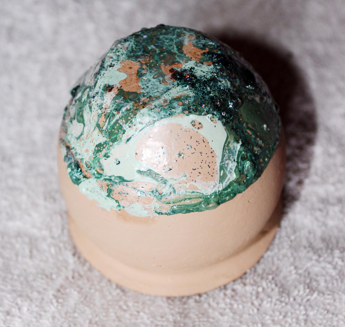 macetas decoradas con esmalte de uñas