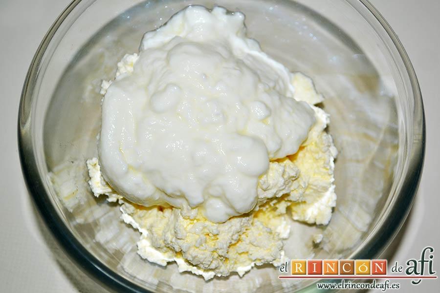 Rosas de salmón, poner en un bol el queso fresco con el yogur natural