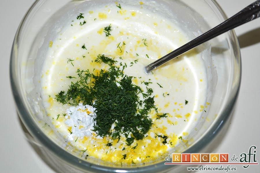 Rosas de salmón, añadir la ralladura y el zumo de medio limón, la cucharadita de azúcar glass y una cucharadita de eneldo fresco picado