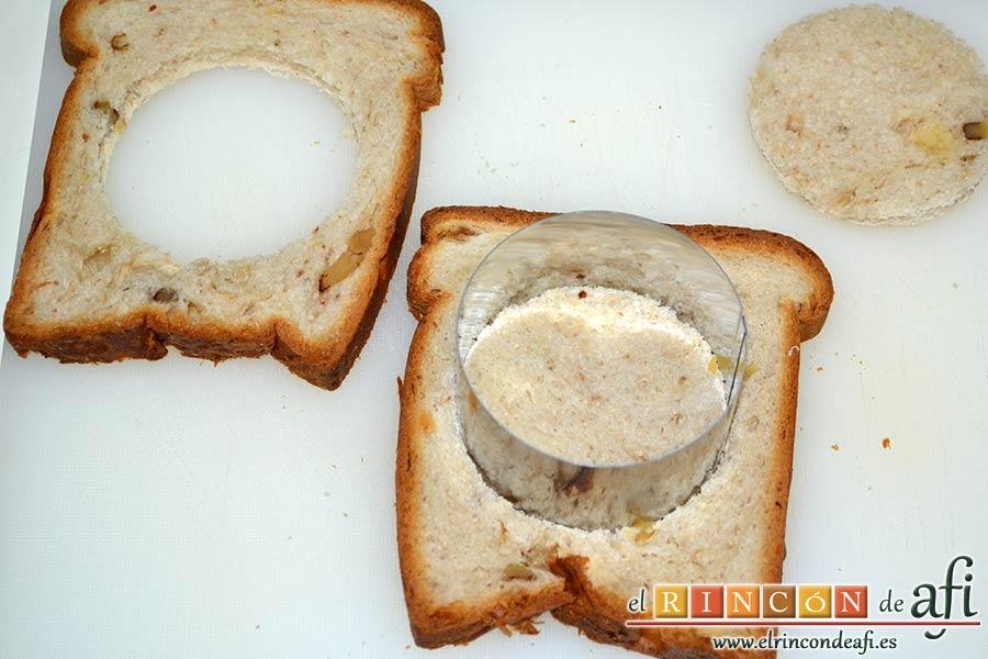 Rosas de salmón, sacar círculos de pan de molde con ayuda de un aro