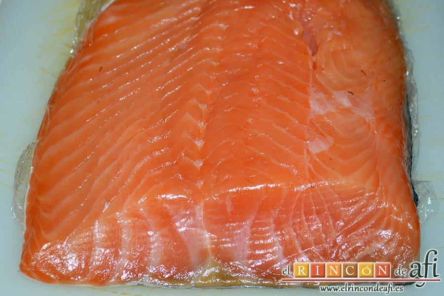 Rosas de salmón, sacar lonchas de salmón