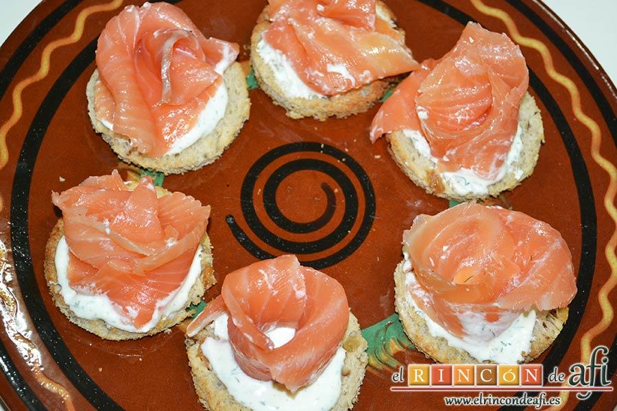 Rosas de salmón, disponerlas y decorar con eneldo