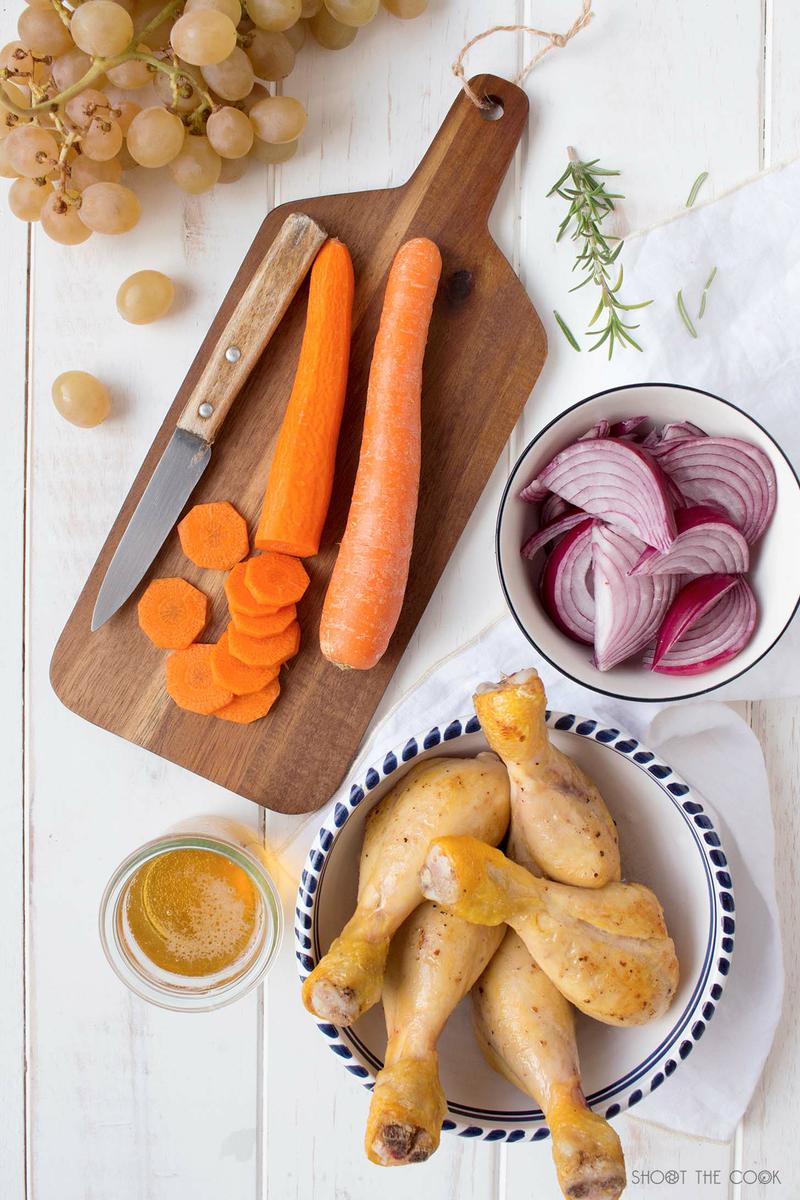 Pollo a la cerveza fácil con uvas