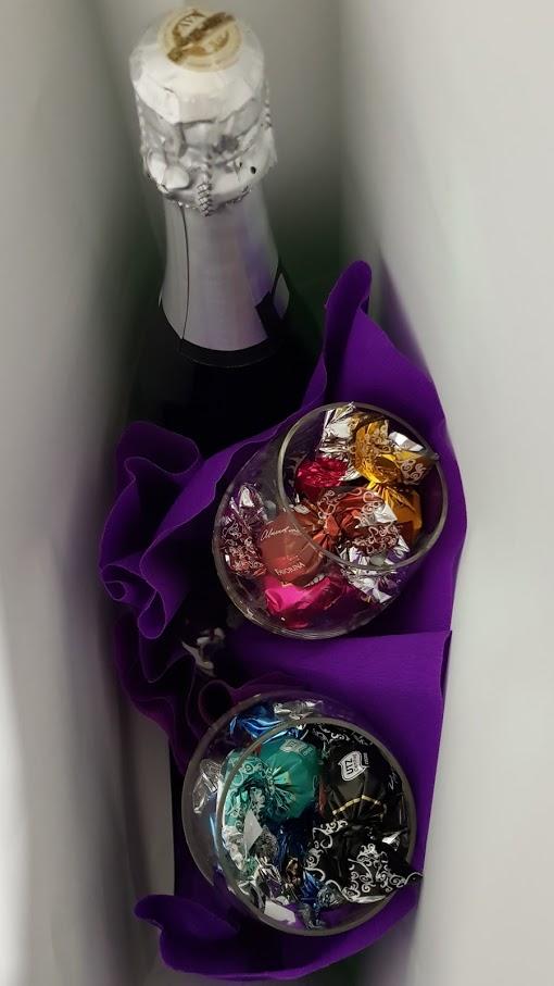 Pack regalo Navidad con botella de champagne y bombones.