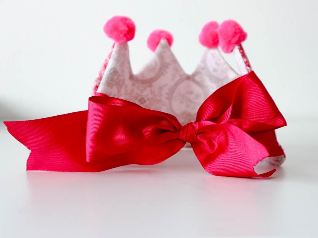 Corona de cumpleaños con lazo