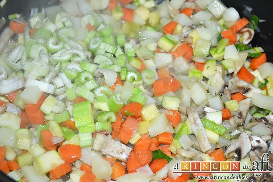 Sopa de verduras, añadir la rama de apio troceada
