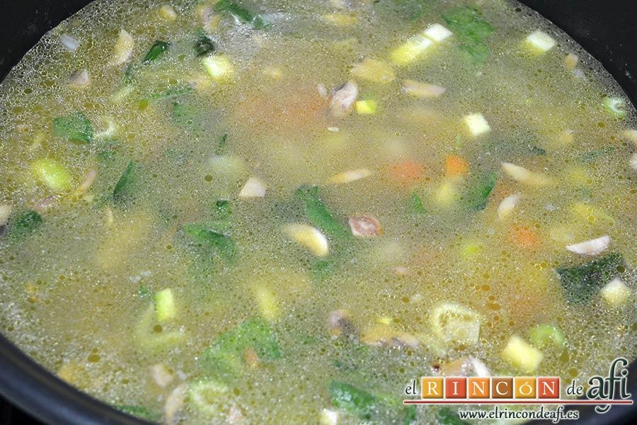 Sopa de verduras, añadir las dos pastillas de caldo de verduras y cubrir de agua, dejar cocer