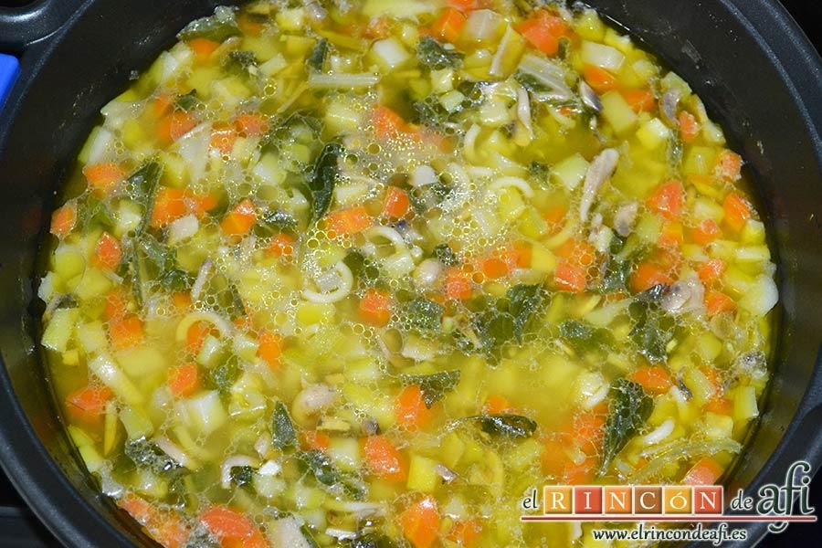 Sopa de verduras, dejar cocinar hasta comprobar que está hecha