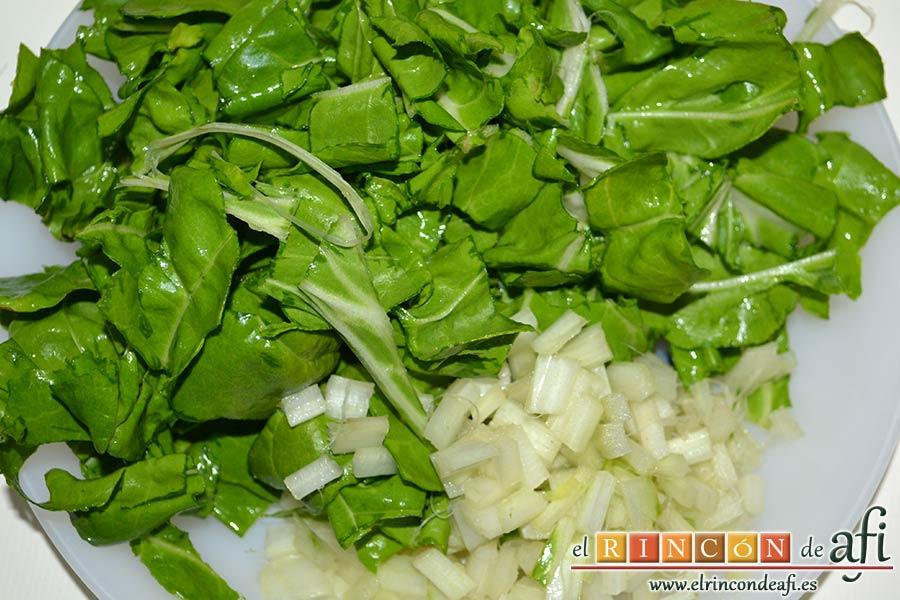 Sopa de verduras, trocear las hojas de acelga y tras quitarle los hilitos a las pencas las troceamos