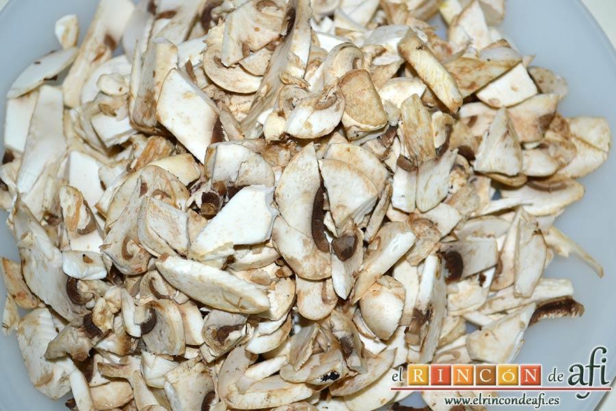 Sopa de verduras, trocear los champiñones