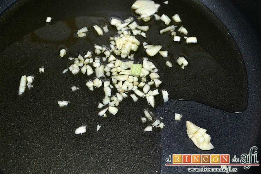 Sopa de verduras, rehogar los ajos en un caldero con aceite de oliva