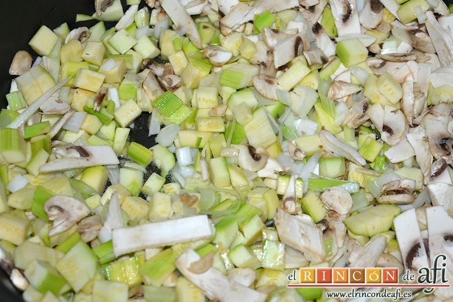 Sopa de verduras, añadir los champiñones