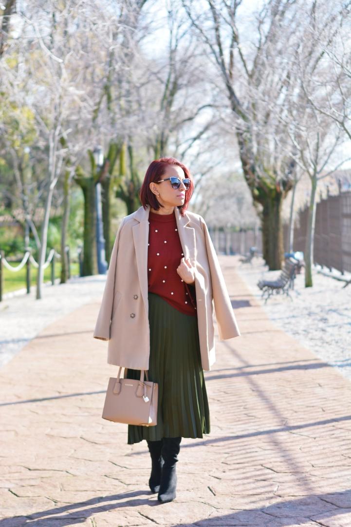 Look con jersey burdeos