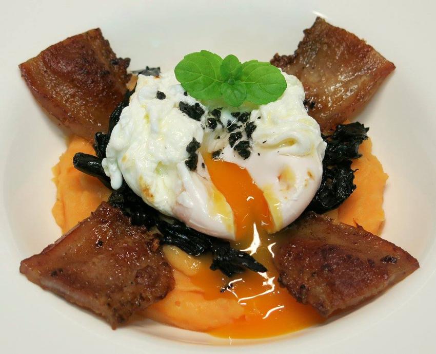 Puré-de-patata-y-batata-al-queso-con-Craterellus-cornucopioides