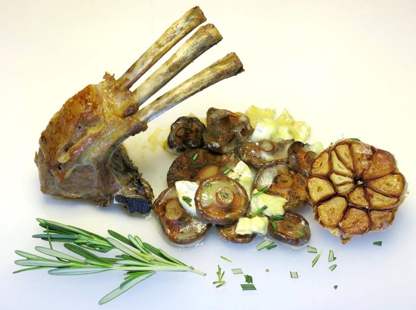 Asado-de-cordero-con-rebollones-y-queso-de-cabra-de-autor