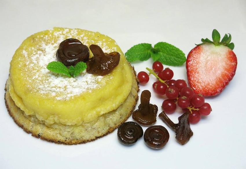 Tarta-de-queso-mascarpone,-chocolate-blanco-y-setas-confitadas