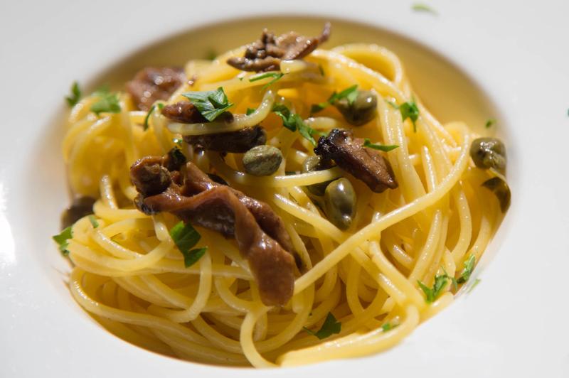 espaguetti-setas-y-alcaparras