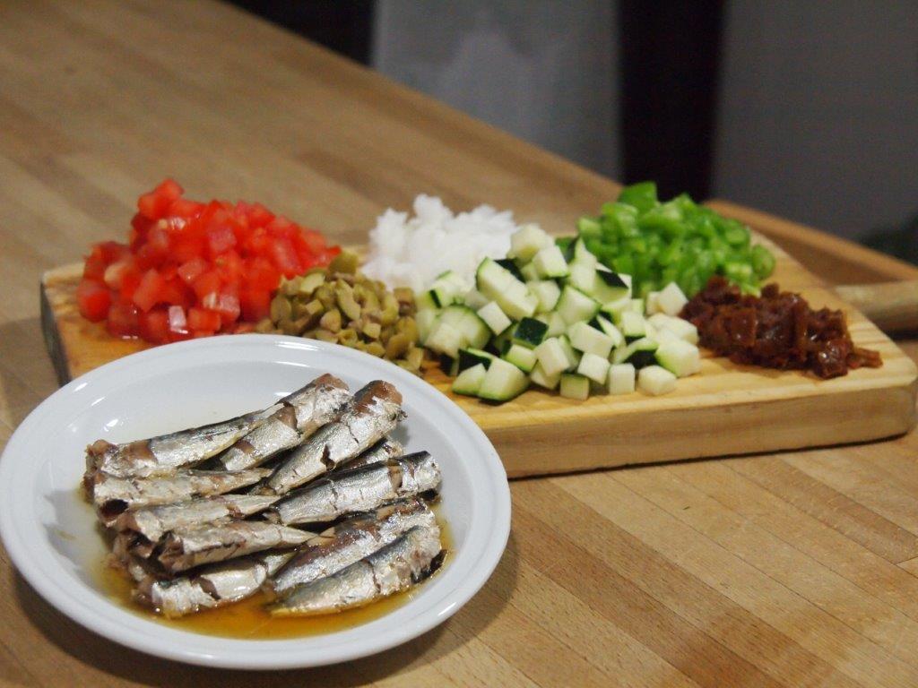 Ingredientes cortados para Ensalada con arroz integral y sardinillas ahumadas proceso
