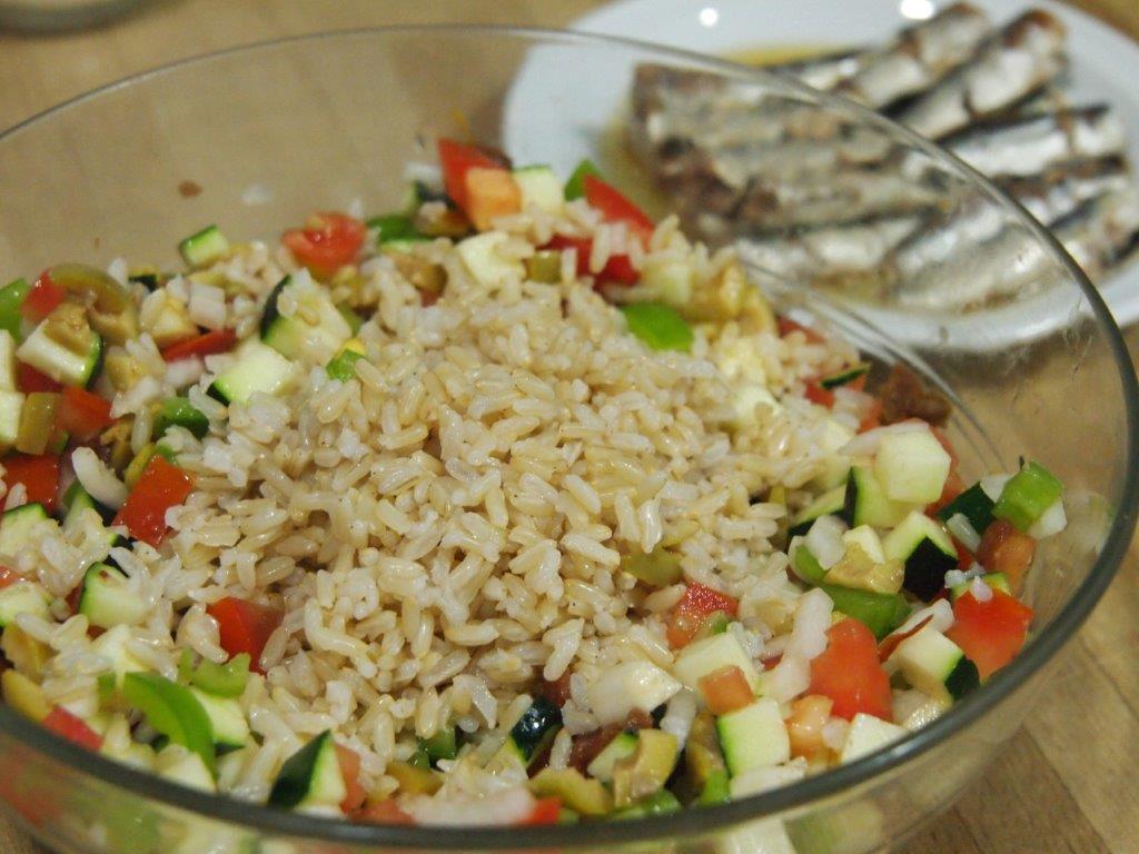 Ingredientes mezclados para Ensalada con arroz integral y sardinillas ahumadas proceso