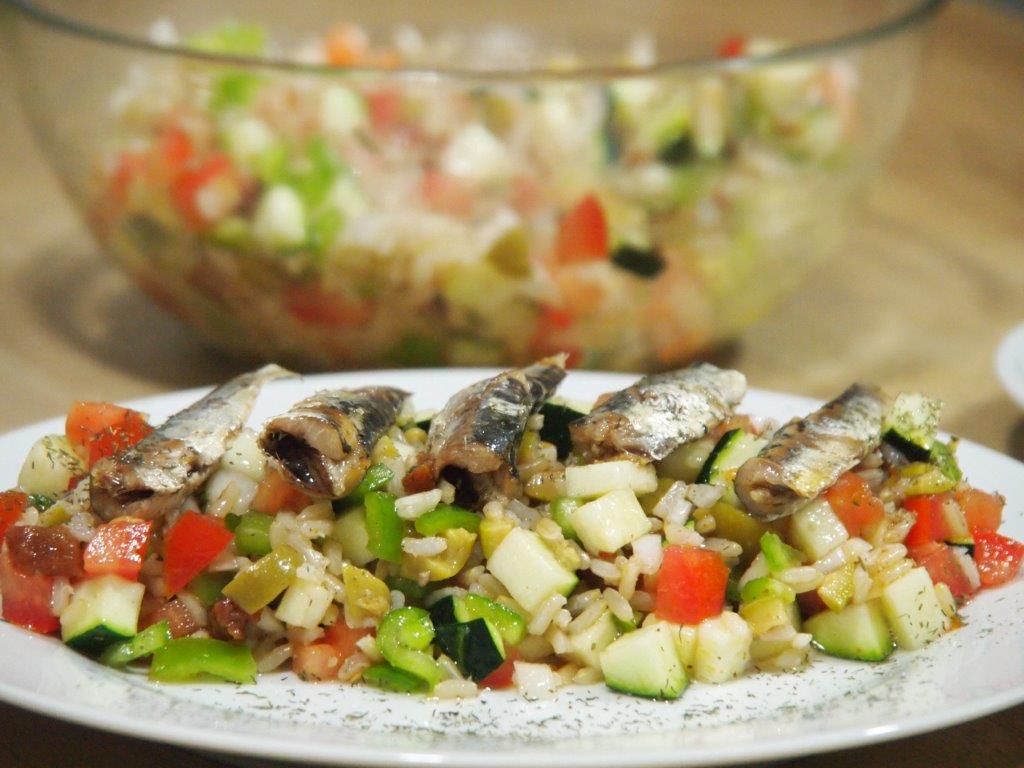 Emplatado de Ensalada con arroz integral y sardinillas ahumadas 