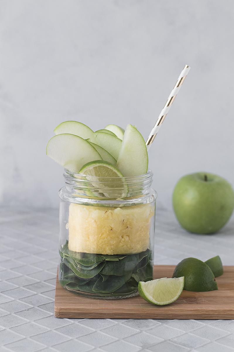 zumo verde de manzana con piña y lima