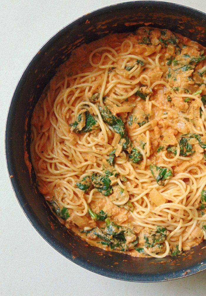 pasta con salsa de tomate y espinacas | pasta con tomate y espinacas