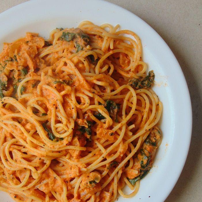 Pasta con salsa de tomate y espinacas