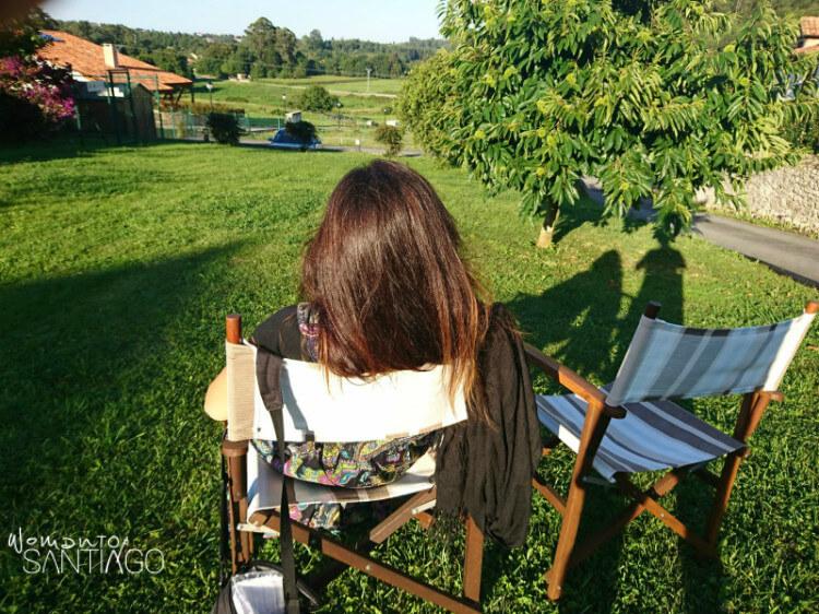 noelia descansando en una silla en un prado verde