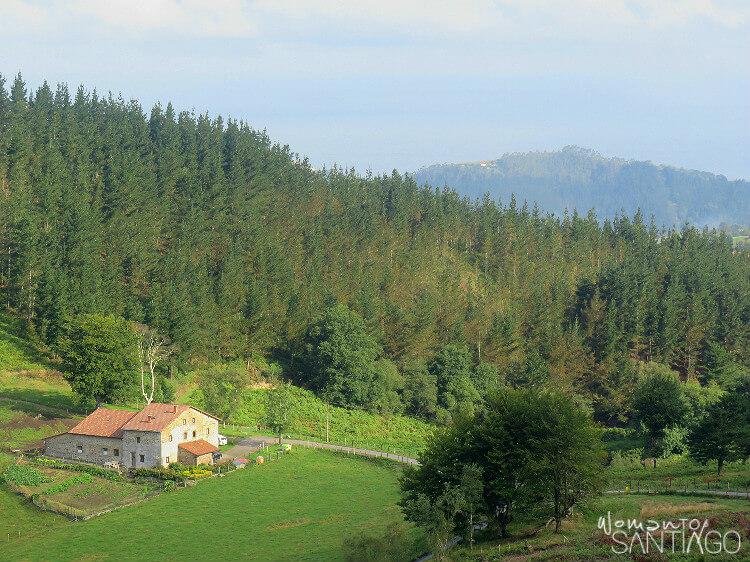caserío en un paisaje entre montañas