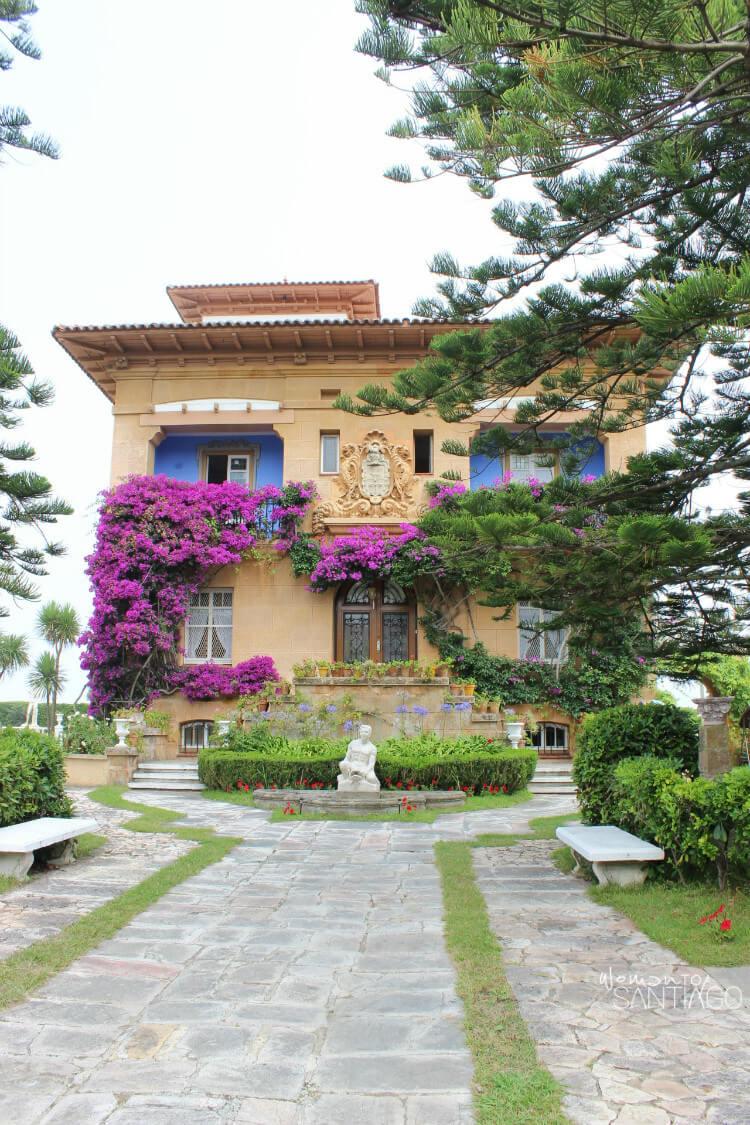 casa con entrada y fuente