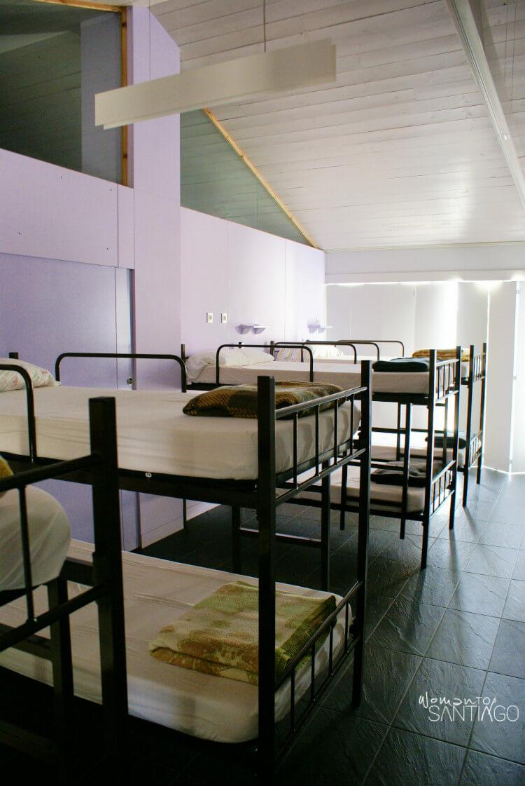 camas literas en albergue privado