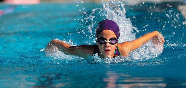 La natación es el mejor deporte para los niños