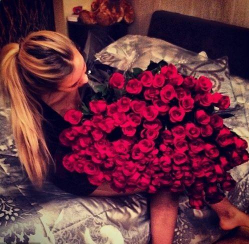 arreglos de rosas rojas en la cama