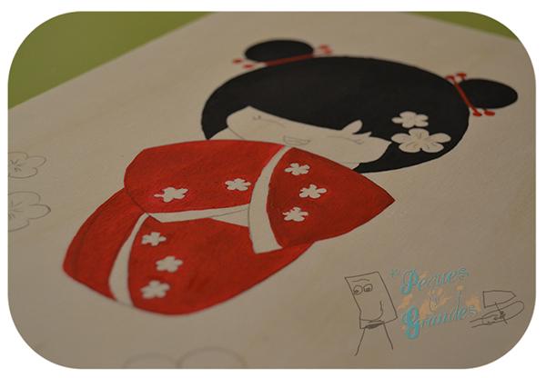 Muñeca oriental sobre tablilla