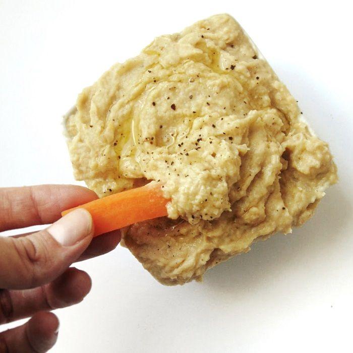 Hummus con cebolla caramelizada