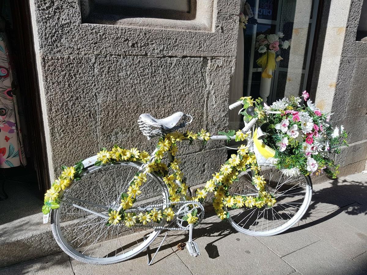 Tiendas con decorados llamativos en la calle.