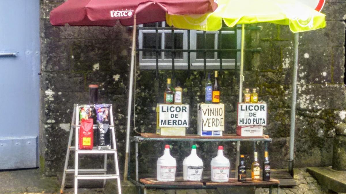 Puesto de venta de licores en la entrada de Porta do Sol.